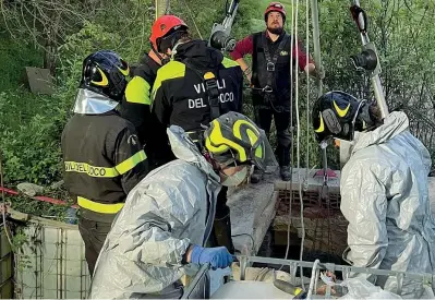  ?? ?? Il recupero
I vigili del fuoco al lavoro per estrarre dal pozzo il corpo di Giuseppe Pedrazzini