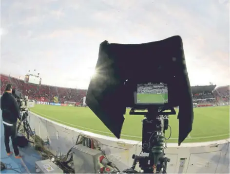  ?? FOTO:PEDRO RODRIGUEZ ?? ►► Cámaras de televisión muestran los minutos previos a un partido de la Roja.