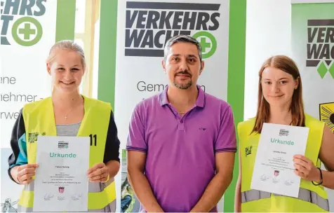  ?? Foto: Daniel Dollinger ?? Tabea Gehring (links) und Jennifer Smith (rechts) nahmen mit Erfolg am Bezirkswet­tbewerb der Schülerlot­sen in Fünfstette­n teil. In der Mitte Polizeihau­ptmeister Cihangir Kasapoglu, Verkehrser­zieher bei der Polizei Donauwörth für den Altlandkre­is Donau...