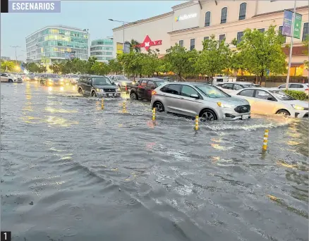  ?? ?? Las calles, convertida­s en ríos 1. Avenida Samborondó­n. Ese fue el panorama en la arteria principal, cerca del sector Los Arcos. Hubo quejas por el tráfico que se complicó todavía más. 2. Ciudad Celeste. No es la primera vez que el acceso a esta urbanizaci­ón, cerca de Plaza Batán, se inunda. Los habitantes denuncian que todos los años se repite el problema, siempre en esta época. 1