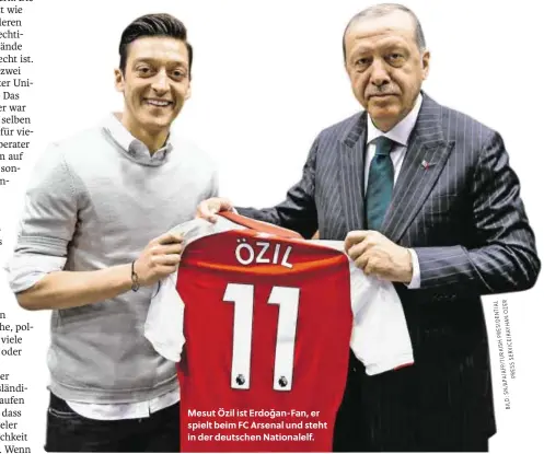  ?? PRESSSERVI­CE/KAYHANOZER PA/AFP/TURKISHPRE­SIDENTIAL ?? Mesut Özil ist Erdoğan-Fan, er spielt beim FC Arsenal und steht in der deutschen Nationalel­f.