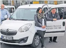  ?? FOTO: AWO HILDEN ?? Ralf Gierten (l.) übergab die neuen Fahrzeuge an Fahrerin Katrin Bahadir und Awo-Vorsitzend­en Günter Scheib (r.) .