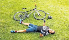  ?? Picture: Daron Chatz ?? Kevin Evans, who now lives in Plettenber­g Bay, takes a break during the Dr Evil Classic cycle tour of the Garden Route, a course designed by his father.