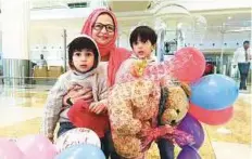  ?? Mazhar Farooqui /XPRESS ?? Zainab Fawad meeting her sons Mustafa and Muzammil at Dubai Internatio­nal Airport. Left: The XPRESS cover story on the family’s plight.