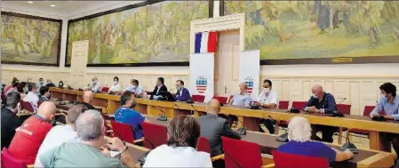  ??  ?? Conférence de presse du maire de Béziers