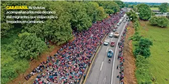  ?? ?? CARAVANA. Activistas acompañan a los más de cinco mil migrantes que viajan a pie o trepados en camiones.