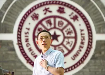  ?? (AP FOTO) ?? BRINGING THE BRAINS HOME. Shi Qigong, vice president of Tsinghua University, poses near the university logo in Beijing, China. An accomplish­ed professor of molecular biology at Princeton University, he gave up his US citizenshi­p after returning to...