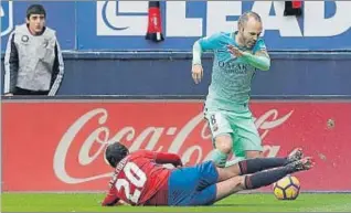  ?? VILLAR LÓPEZ / EFE ?? Andrés Iniesta intenta superar el jugador de l’Osasuna De las Cuevas