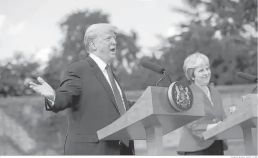  ?? CHRIS RATCLIFFE / EFE ?? El presidente de EEUU, Donald Trump, y la primera ministra británica, Theresa May, tras mantener una reunión ayer en Chequers (Reino Unido).