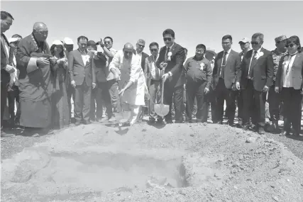  ??  ?? Prime Minister U.Khurelsukh and Minister Singh break ground