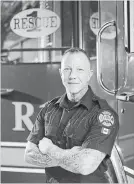  ?? BOB TYMCZYSZYN THE ST. CATHARINES STANDARD ?? Niagara Falls firefighte­r Chris Howe speaks now to other emergency services workers.