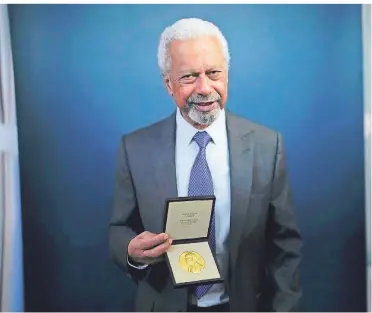  ?? FOTO: MATT DUNHAM/DPA ?? Abdulrazak Gurnah hält die Medaille des Nobelpreis­es für Literatur 2021 in der Hand.