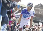  ??  ?? Le Français est apparu à l’aise hier avant l’étape difficile qui attend les coureurs aujourd’hui. (Photo AFP)