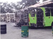  ??  ?? Caso extraño. Restos de 9 autobuses de la OMSA incendiado­s en junio de este año, un caso del que aún se ignora la causa.