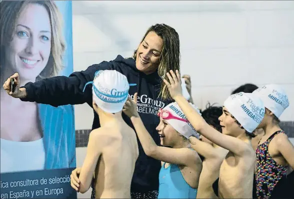  ?? CÉSAR RANGEL ?? Mireia Belmonte grabando un vídeo con un teléfono móvil durante la masterclas­s que impartió el sábado a un grupo de niños en el CAR