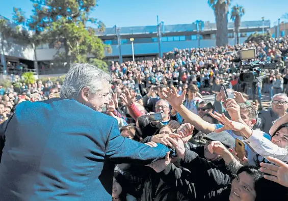  ??  ?? Estrategia. Fernández hará campaña en los próximos 4 días en la Ciudad, Córdoba, Santa Fe y el interior bonaerense, donde aspira a sumar votos.