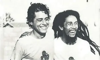  ??  ?? La juventud y las risas con el rey indiscutid­o del reggae, Bob Marley.