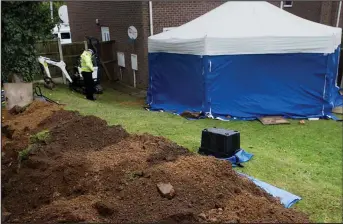 ??  ?? Graves: Police digging under the patio where the Wycherleys were buried for 15 years