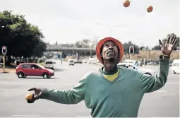  ?? /ALAISTER RUSSELL ?? Patrick Mngomezulu juggles oranges on Empire Road near Auckland Park.