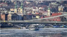  ??  ?? BUDAPEST: Ice floats over the Danube river in Budapest yesterday. Last night, a cold wave across central Europe caused a drastical temperatur­e drop of around 20 to 28 Celsius degrees below 0. —AFP