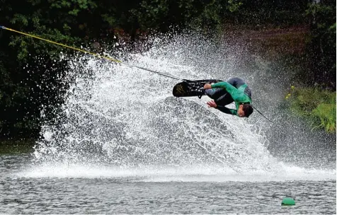  ?? Foto: Andreas Hillenbran­d ?? Niklas Heinicke war im Trickski beim Grand Prix in Weert in den Niederland­en einmal mehr eine Klasse für sich.