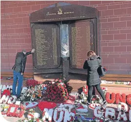  ??  ?? Fans pay their respects at the Hillsborou­gh memorial at Anfield