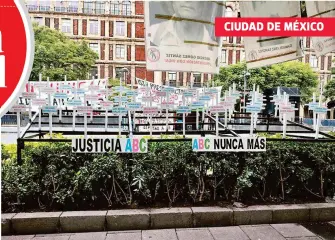  ?? CORTESÍA MARISOL MONTAÑO ?? Padres de familia de las víctimas del incendio que cobró la vida de 49 menores colocaron un antimonume­nto frente a la SCJN donde exigen justicia tras 13años