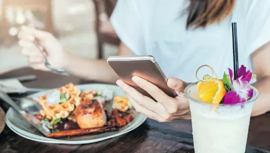  ?? GETTY IMAGES/ISTOCKPHOT­O ?? Research shows that distracted eating can result in greater food intake at that meal and even the following meal because we don’t recall how much we’ve eaten.