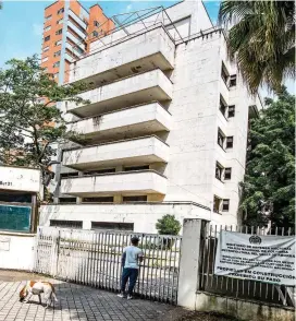  ?? FOTO ?? El deterioro del edificio y los recorridos de turistas y curiosos incomodan a los habitantes del sector.