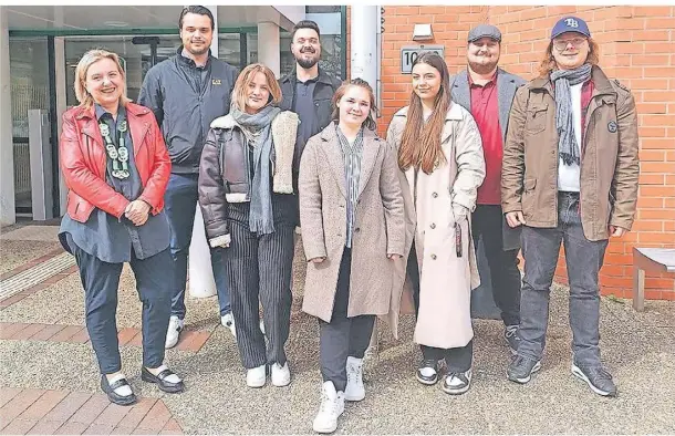  ?? FOTO: STADT FORST ?? Anfang April reisten Auszubilde­nde der Stadtverwa­ltung Wermelskir­chen nach Forst. Dort begrüßte sie Bürgermeis­terin Simone Taubenek (l.).