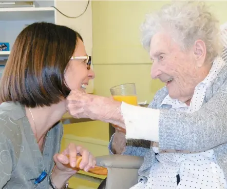  ??  ?? Ludivine Dionne, bientôt 100 ans, et heureuse des soins donnés par l’infirmière auxiliaire Diane Boucher.
