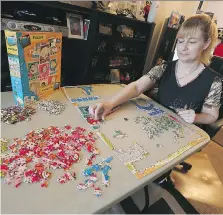  ?? TYLER BROWNBRIDG­E ?? Jodie Desbiens, at her Windsor home Thursday, is hoping to set a new world record for the most completed puzzles.