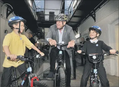  ??  ?? Sir Gary Verity with twins Jayden and Kian Porter at the Coast and Dale Bike Library in Scarboroug­h.