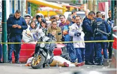  ??  ?? Luego de cometer el homicidio, los presuntos criminales huyeron en una motociclet­a; la mujer que acompañaba a la víctima no resultó herida.