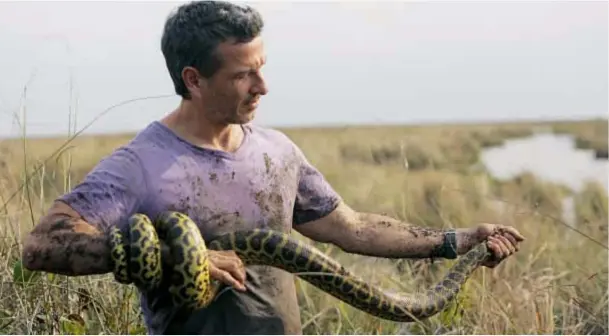  ??  ?? Amante de la Naturaleza, el actor conduce el nuevo ciclo de Telefé en el que recorre la Argentina interactua­ndo con insectos, reptiles, anfibios y víboras venenosas. Cuenta cómo fue mordido por una culebra.Y asegura que su próxima meta es Sudáfrica.