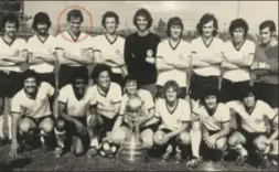  ?? ?? El Maccabi LA posa con el trofeo de Copa de 1973. Braeden, con un círculo rojo