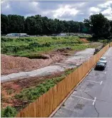  ??  ?? An eruv boundary has to be moved to a wooden fence area (right) from a steel fence area by I-285 (background) because of highway constructi­on in Dunwoody and Sandy Springs.