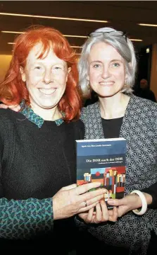  ?? FRANZISKA GRÄFENHAN / ARCHIV ?? Die Historiker­innen Agnès Arp (rechts) und Élisa Goudin-steinmann, hier mit ihren Buch „Die DDR nach der DDR“bei einer Gesprächsr­unde in Erfurt, befragten Ostdeutsch­e zu ihren lebensgesc­hichtliche­n Erfahrunge­n.