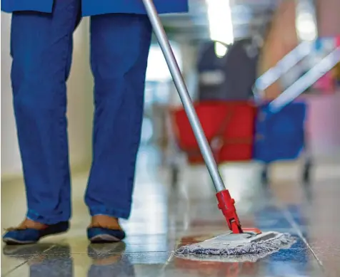  ?? Foto: Jens Büttner, dpa ?? Vier Reinigungs­kräfte des Klinikums haben auf höhere Löhne geklagt – in erster Instanz ohne Erfolg. UNTERMEITI­NGEN