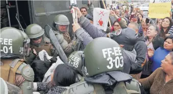  ?? |ATON CHILE ?? Manifestan­tes protestaro­n ayer en Puchuncaví por la crisis ambiental que afecta a esa zona