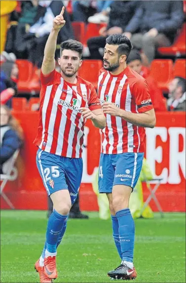  ??  ?? CELEBRACIÓ­N. Jordi Calavera celebra su primera gol junto a Álex Pérez.