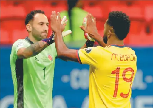  ?? / EFE ?? David Ospina (izq.) y Miguel Ángel Borja durante los penaltis frente a Uruguay que le dieron el tiquete a Colombia a semifinale­s.