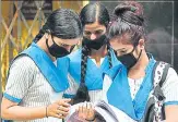  ?? SAMIR JANA/HT FILE ?? ■
Students appear for Class 12 board examinatio­ns in March while wearing masks. Several exams are yet to be held.