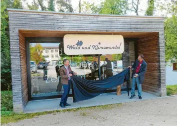  ?? Foto: Andreas Brücken ?? Um Wald und Klimawande­l dreht sich die aktuelle Ausstellun­g im Pavillon beim Kloster Roggenburg. Forstdirek­tor Axel Heiß (links) und Bürgermeis­ter Mathias Stölzle eröffnen sie gemeinsam.