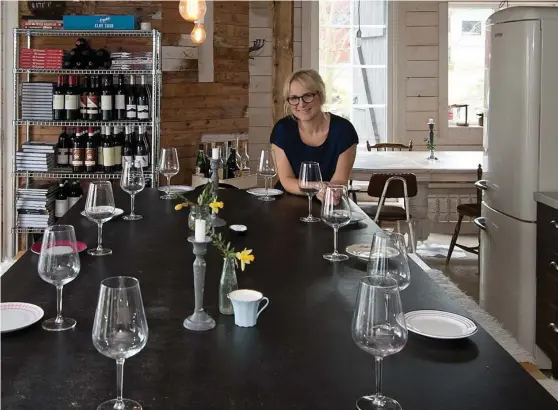  ?? Bild: OLA FOLKESSON/ARKIV ?? SAMTAL. På sin pizzeria arrangerar Lisa Lemke, tillsamman­s med Svenska kyrkan, samtalskvä­llar om döden.