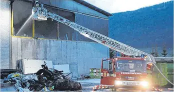  ?? ARCHIVFOTO: CHRISTIAN GERARDS ?? Zum Großbrand bei der Firma Container Marquardt vergangene­s Jahr rückte auch die Freiwillig­e Feuerwehr Rietheim-Weilheim aus.