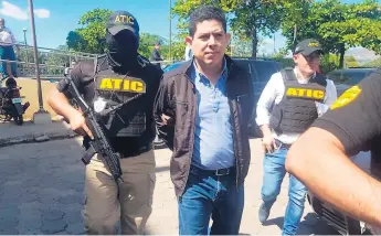  ??  ?? ACUSADO. Fernando José Suárez Ramírez permanecer­á bajo la custodia de la Atic después de la audiencia. El acusado en el caso Pandora se entregó el viernes pasado.
