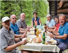  ??  ?? Verdiente Brotzeit nach der Arbeit: (von links) Willi Höß, Gottfried Baumann, Wolf gang Schmied, Hilde Baumann, Marlies von der Grün, Rita und Josef Wiehler.