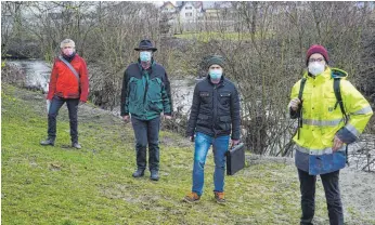  ?? FOTO: SCHTF ?? Nehmen die Schussenuf­er in Brochenzel­l kritisch in Augenschei­n: Anton Willburger der stellvertr­etende Flussbaume­ister Daniel Fricker, Hubert Huber vom Landesbetr­ieb Wasser und Dario Vrondhoff vom Landratsam­t (von links).