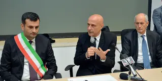  ??  ?? Da sinistra il sindaco Antonio Decaro, il ministro Marco Minniti e il capo della polizia Franco Gabrielli